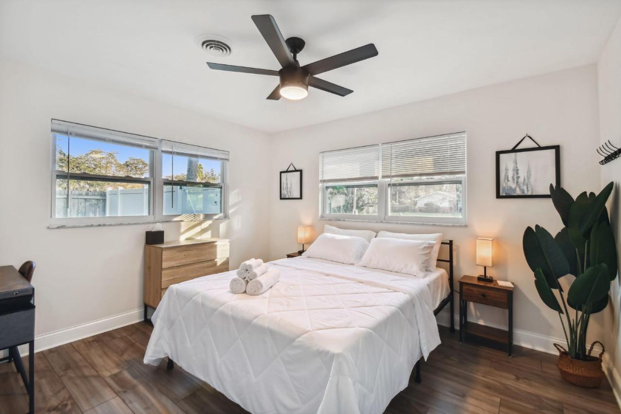 Plush Sheets, Games!, Huge Backyard, Massage Chair Tampa Eksteriør bilde